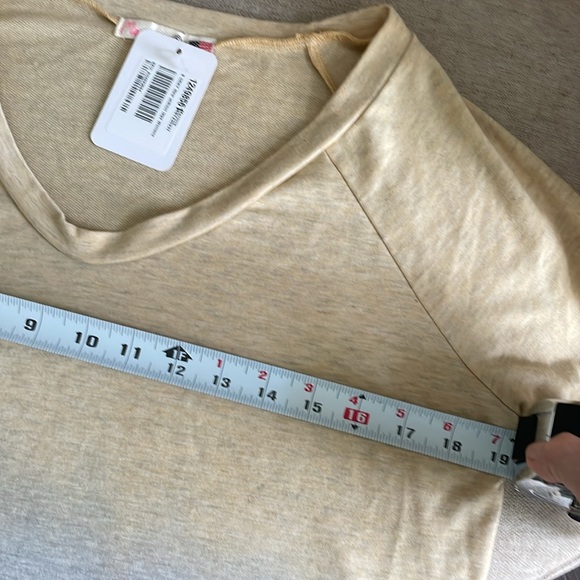 NWT muted yellow honey grey v neck soft ombré tee gray  and light gold high low - Picture 3 of 9